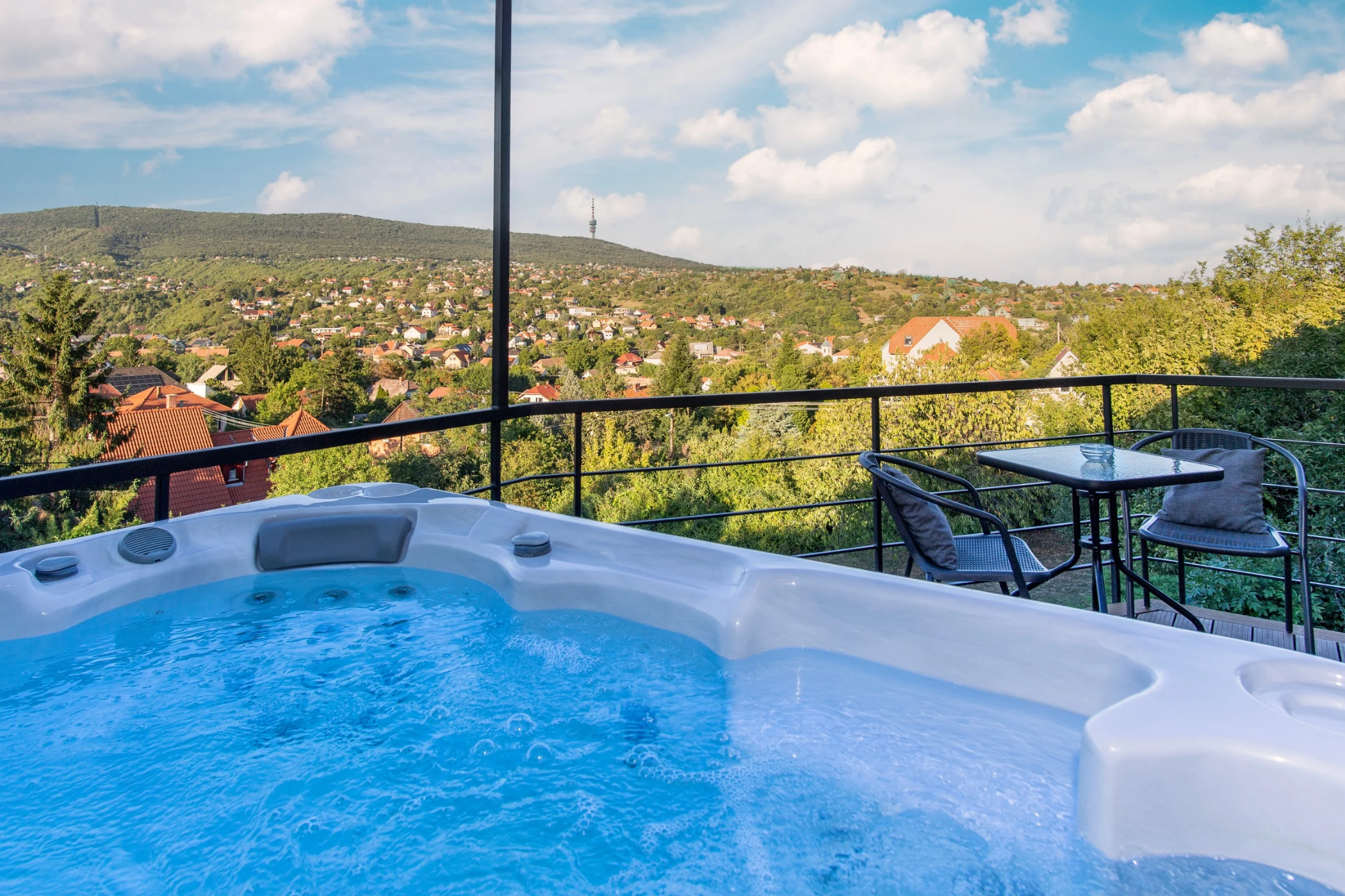 Gyönyörű panorámás kilátás a jacuzzi-ból.