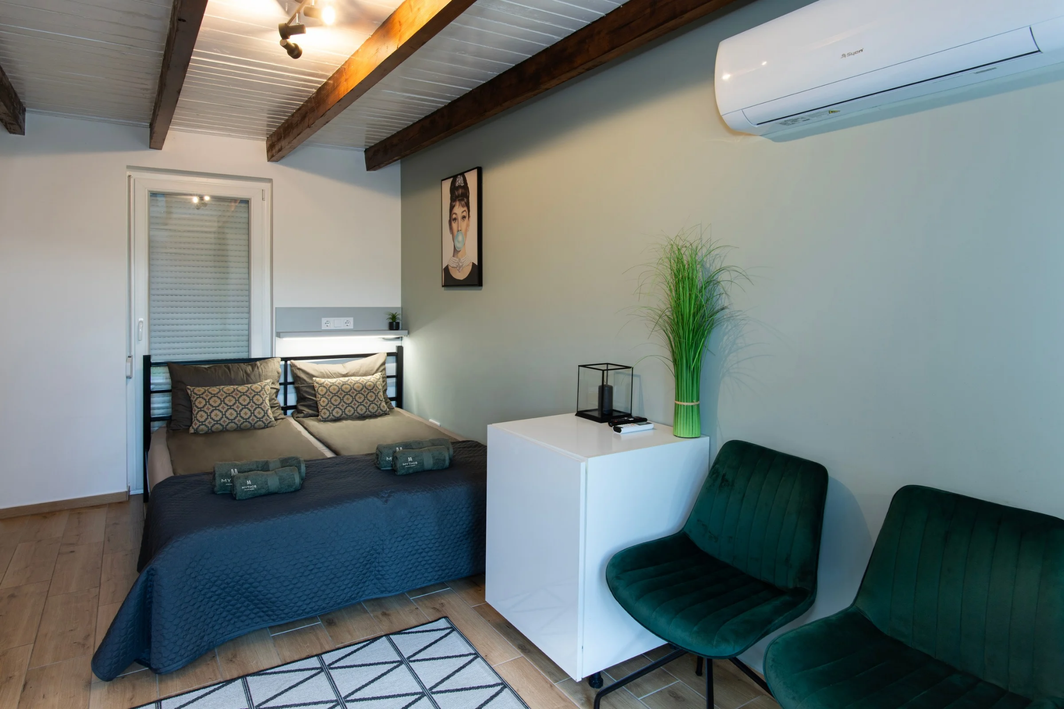 Fókuszban az ágy, melyen mindig friss ágynemű található, valamint a szoba rendelkezik légkondicionálóval.