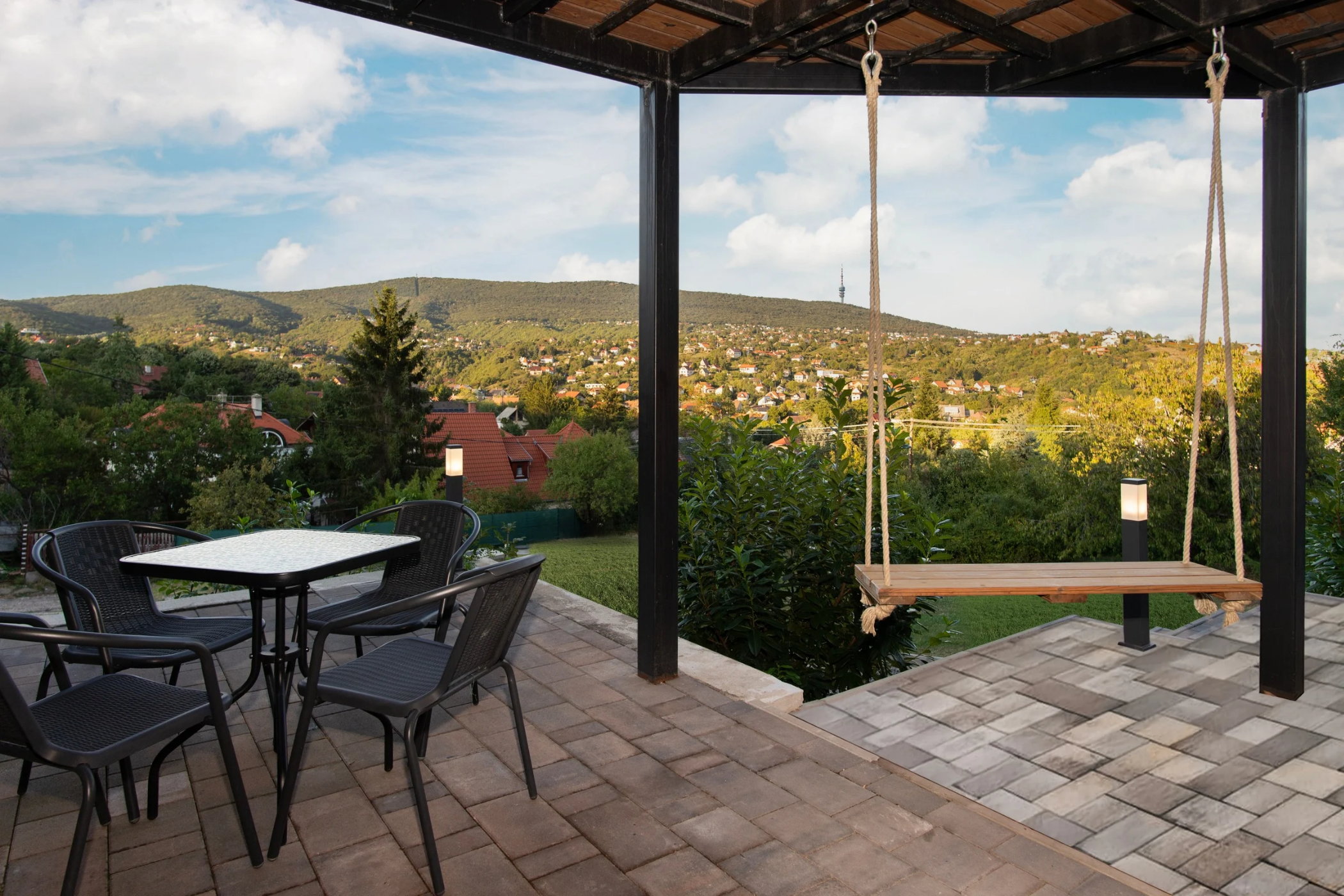 Gyönyörű időben nagyszerű kilátással hintázni a pároddal.