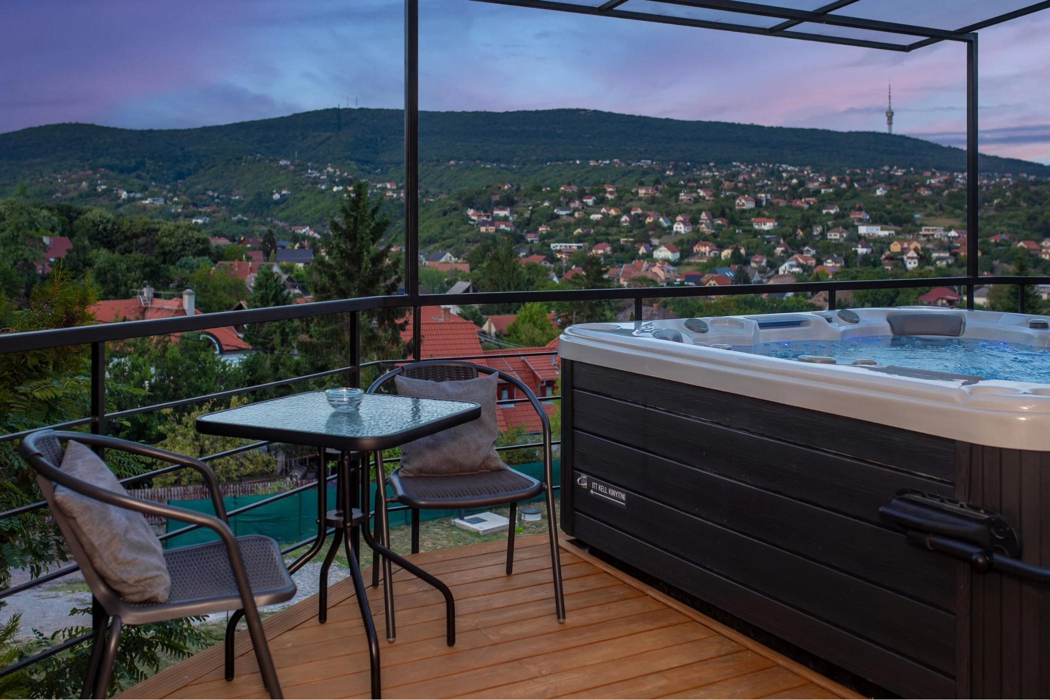 Gyönyörű kilátás a teraszról naplementében.