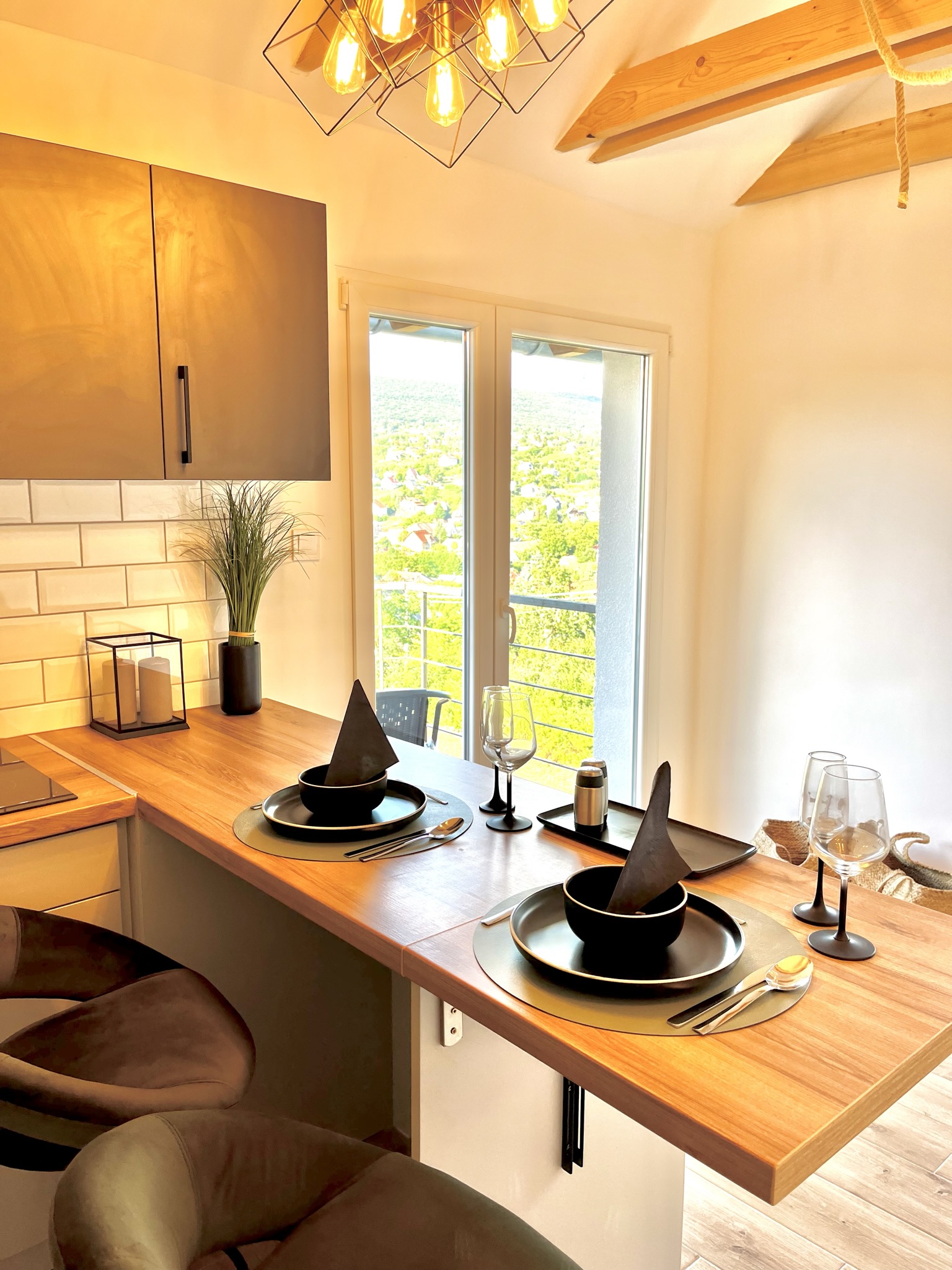 Megterített asztal, finom ebéd egy bor kíséretével, miközben rálátni a teraszra.