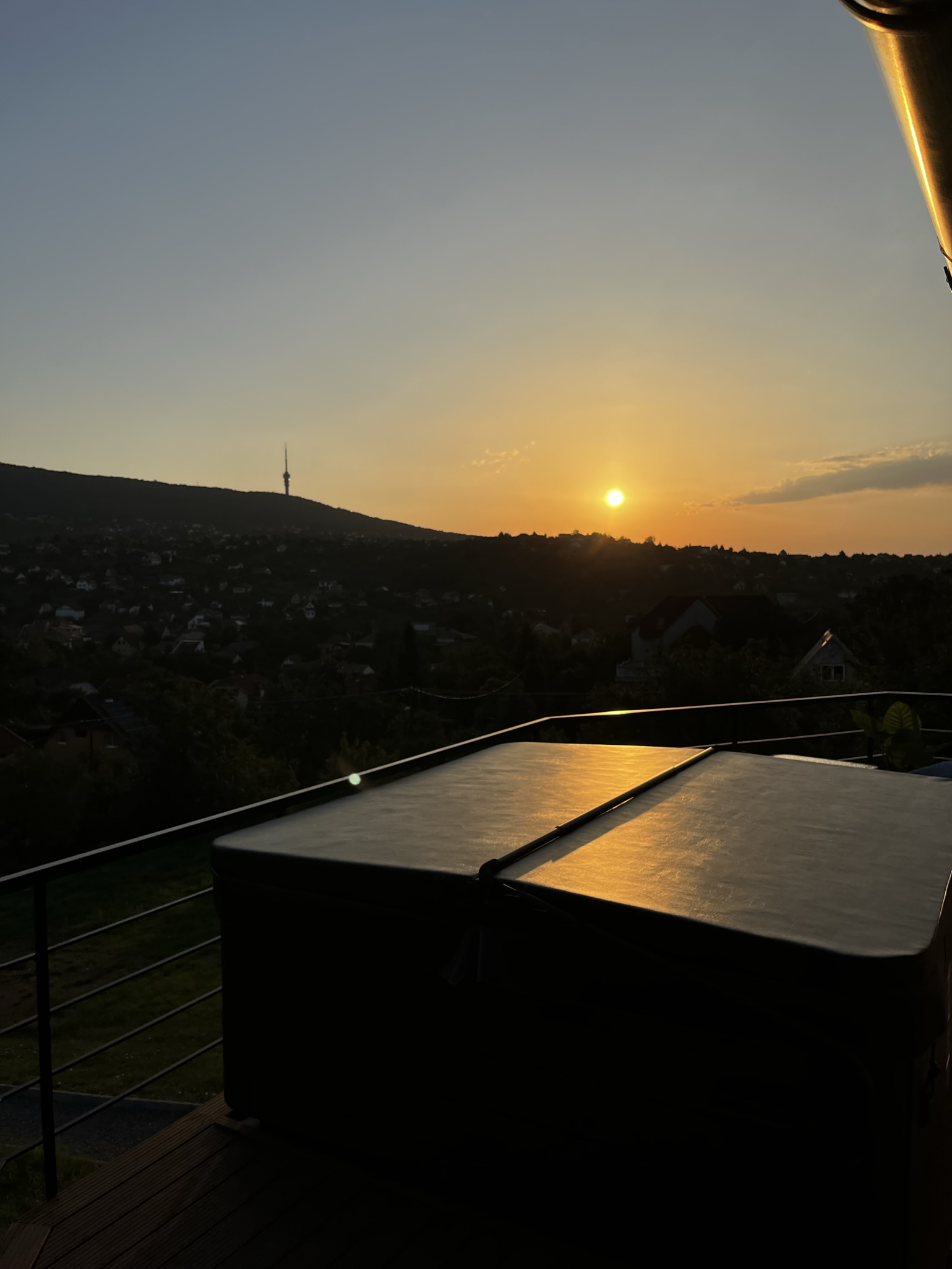 Napnyugta megnézése a pároddal a teraszon.