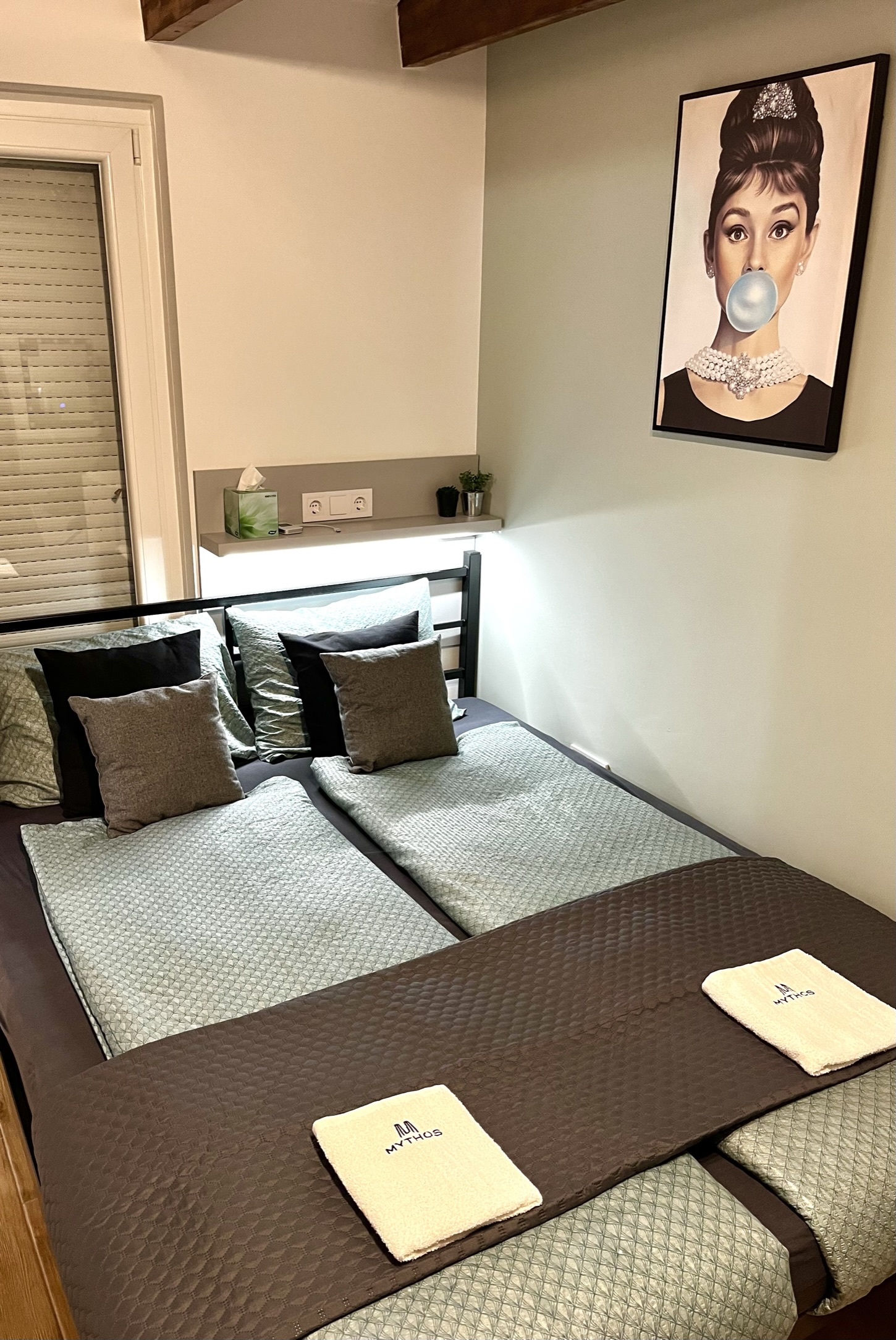 A hálószoba kényelmes ággyal rendelkezik, a falon pedig egy gyönyörű festmény található.