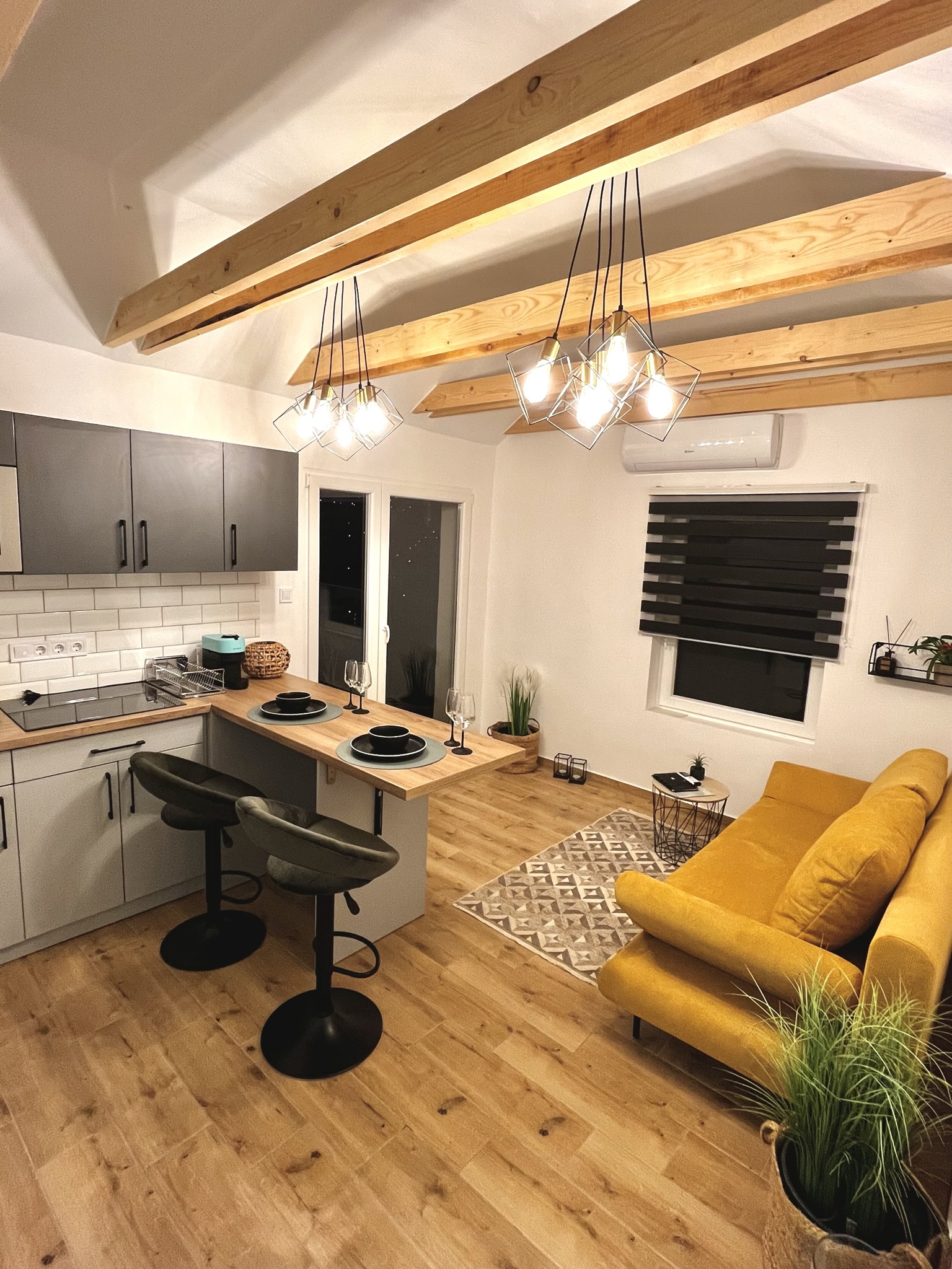 Full felszereltségű konyha és egy ülőgarnitúra, amelyre ráülhetsz miközben a párod főz.