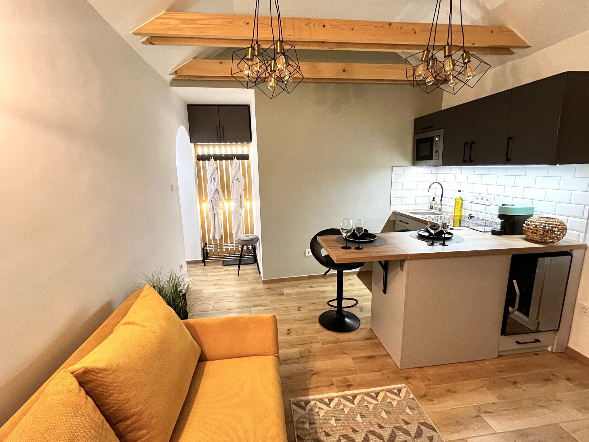 Gyönyörű egybenyitott konyha és nappali.