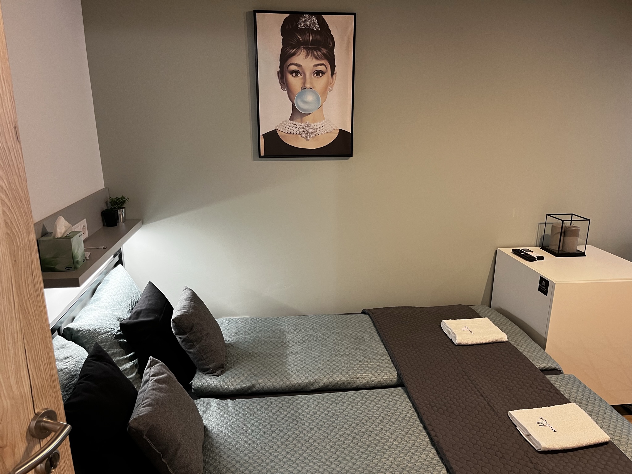 A hálószoba kényelmes ággyal rendelkezik, amelyen öröm felkelni párod társaságával.