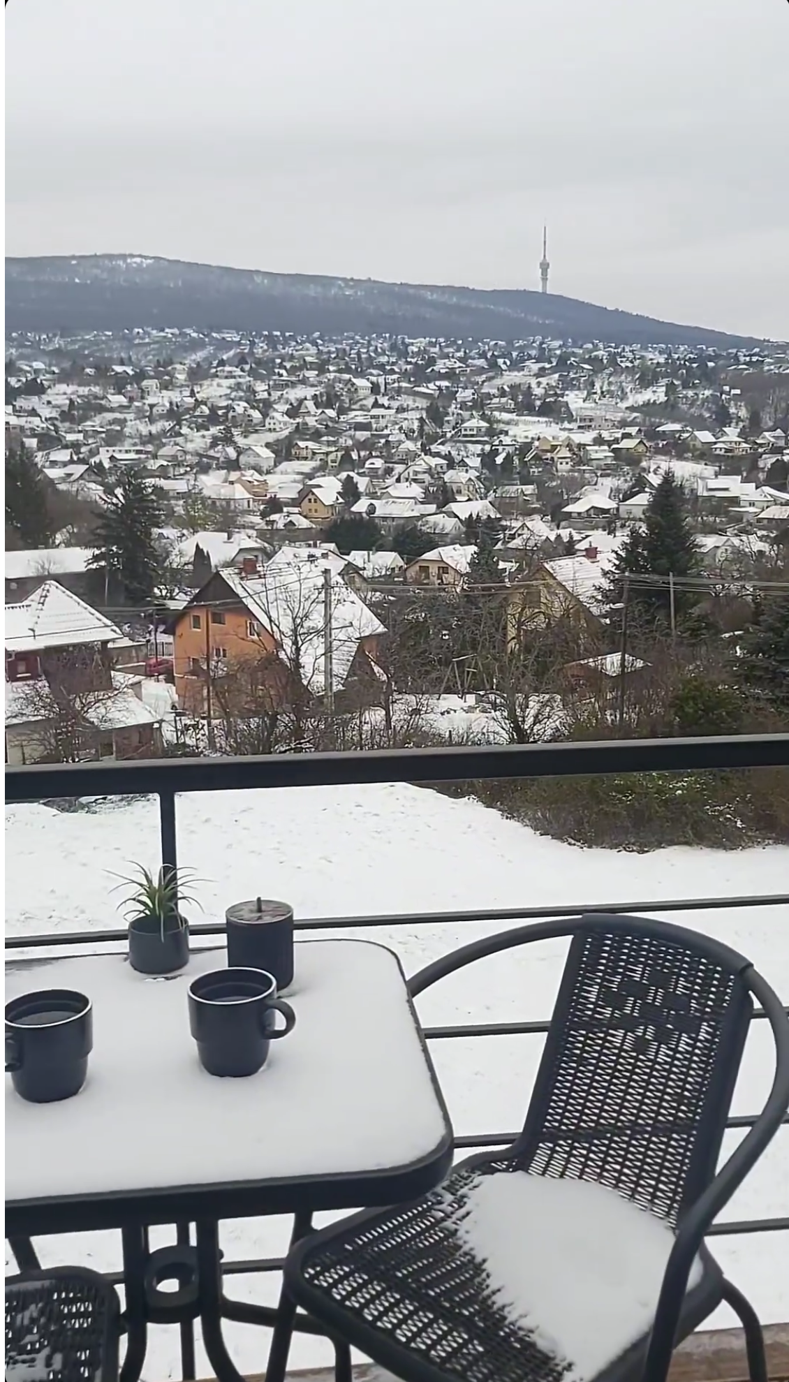 Havas, hideg időben a teraszról nézve a gyönyörű kilátást az asztalról egy forró teát iszogatva a pároddal.