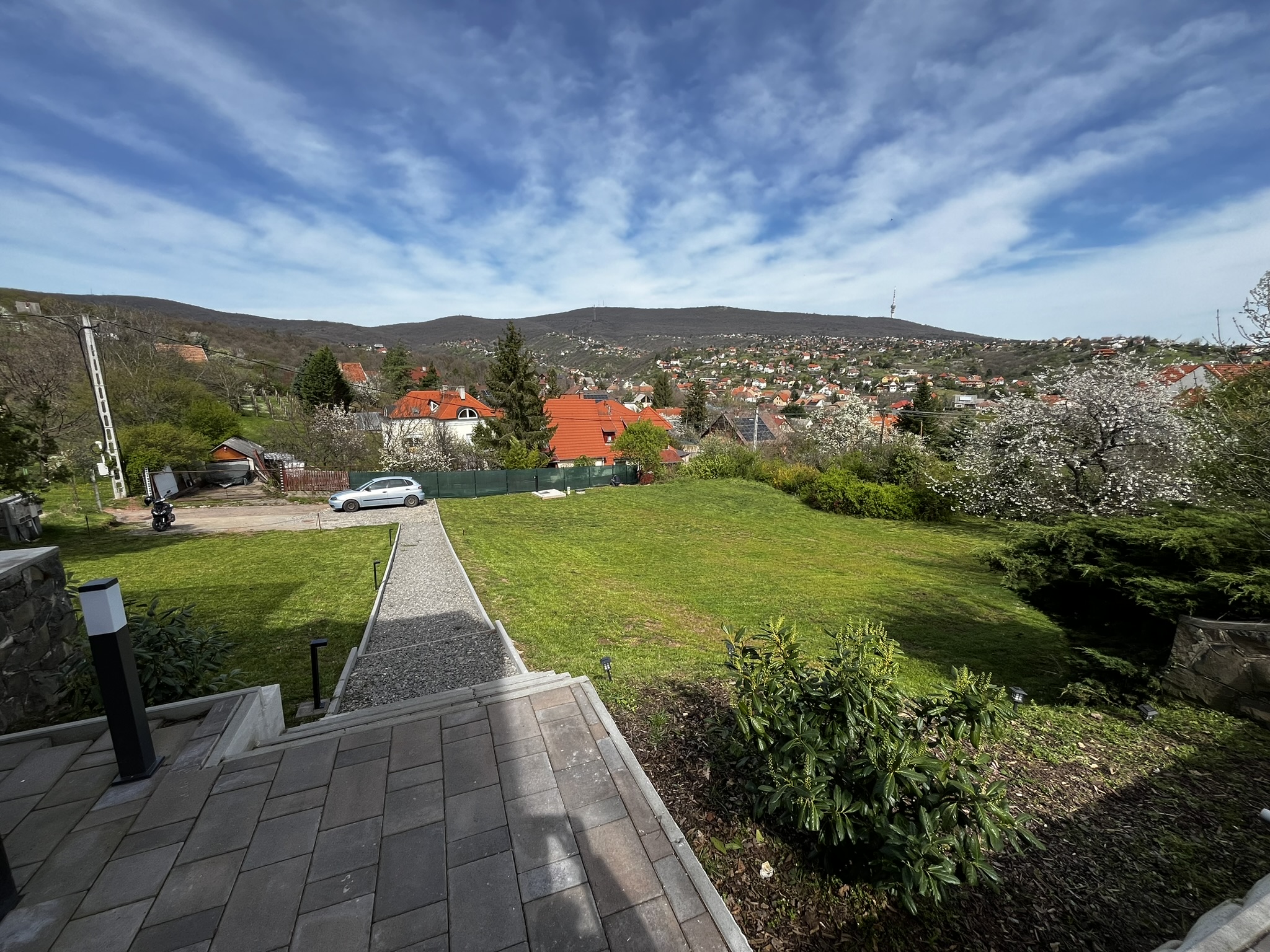 Kiépített saját parkoló, gyönyörűen kiépített bejárattal.